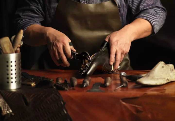 Hand-stitched leather shoes or machine-made? Which one is better?