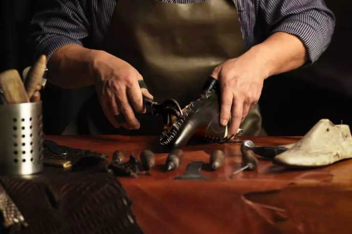 Hand-stitched leather shoes or machine-made? Which one is better?